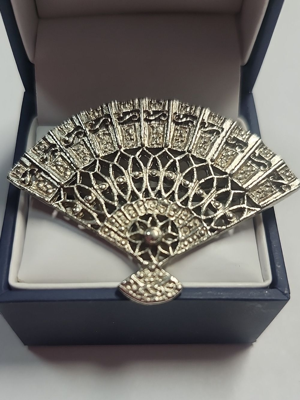 Silver Fan-Shaped Filigree Brooch - Elegant Women Jewelry